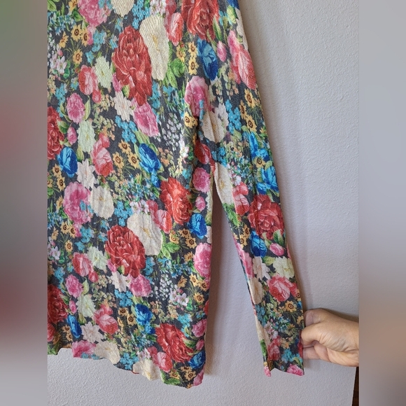 Wildfox Floral Lightweight Oversized Sweater. Womens size XS - Picture 3 of 6